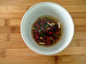 淋上花椒油，再加入盐，生抽，醋做成调料汁备用