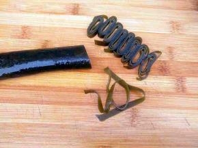 卷起来，切丝条。