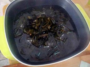 放入已开的水中煮5分钟。