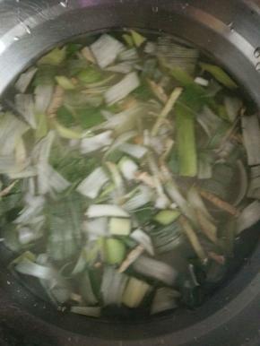 准备一碗水，里面放葱姜末。用手使劲抓葱姜末。让汁水更加有味