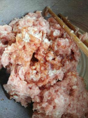 肉馅放白胡椒粉去腥气味，放酱油，放葱姜水，