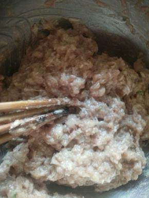 两双筷子使劲搅拌，让肉上劲。