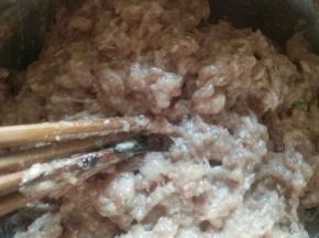 两双筷子使劲搅拌，让肉上劲。