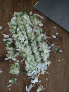 准备好切末的葱。放入肉馅中调味。