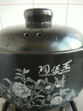 锅中放水大火煮开