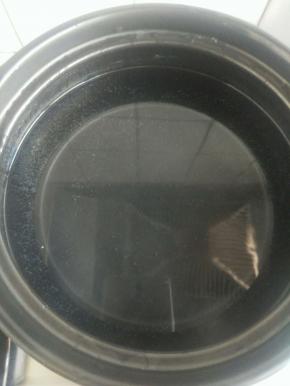 关小火，让锅里的水趋于平静。