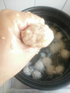 用虎口把丸子挤圆