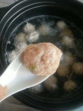 用调羹挖到锅中