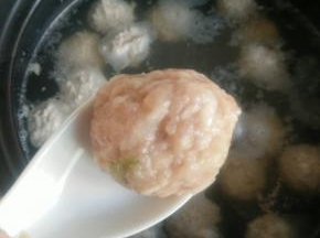 用调羹挖到锅中