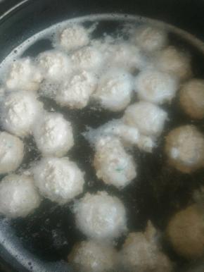 煮到丸子都浮起来，就熟了。用碗捞出丸子，汤下菜用。