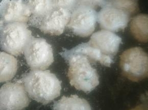 煮到丸子都浮起来，就熟了。用碗捞出丸子，汤下菜用。