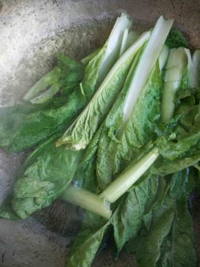 另一个锅里开水焯小白菜