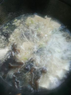 锅里放粉条豆腐黑木耳