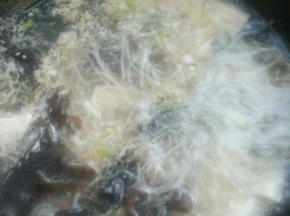 锅里放粉条豆腐黑木耳