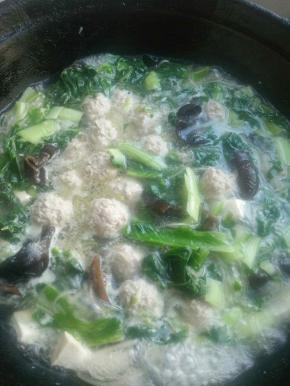 煮开锅以后，最后放入小白菜，放盐调味