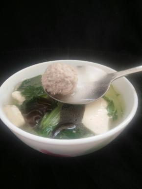 做法简单，味道鲜美的牛肉丸汤！
