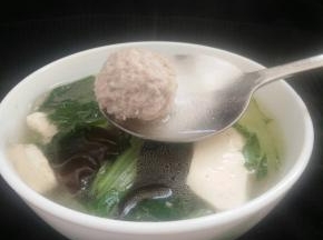 做法简单，味道鲜美的牛肉丸汤！