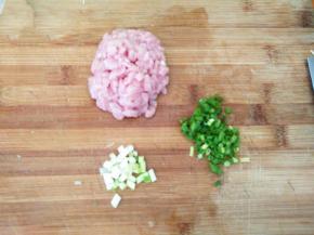 瘦肉、葱切未。
