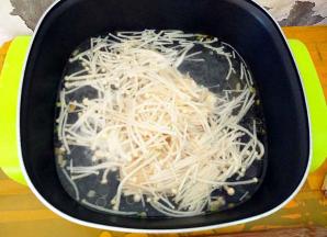 加入一碗热水，下金针菇。