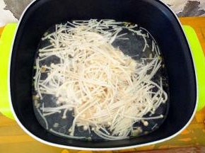 加入一碗热水，下金针菇。