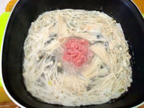 再次开锅后，转小火，下瘦肉，