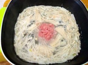 再次开锅后，转小火，下瘦肉，