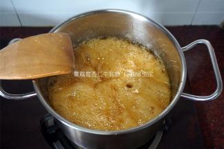 将海藻糖60克，麦芽糖780克，水80克，盐4克同放入锅中，加热至140度，熄火。