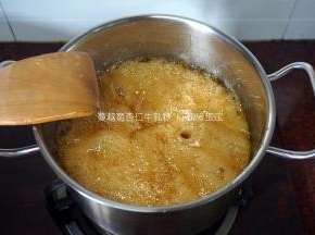 将海藻糖60克，麦芽糖780克，水80克，盐4克同放入锅中，加热至140度，熄火。