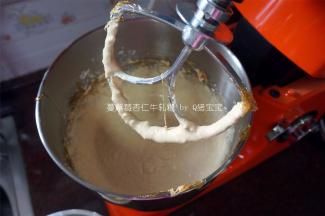 厨师机搅拌器换成扁平状，将糖浆慢慢倒入搅拌缸中，中速搅拌。