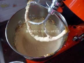 厨师机搅拌器换成扁平状，将糖浆慢慢倒入搅拌缸中，中速搅拌。