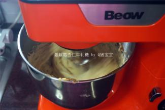 将奶酥分次加入搅拌缸中，拌匀。