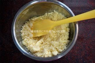 黄油放入不锈钢盆，隔水融化后加入奶粉拌均成为奶酥。