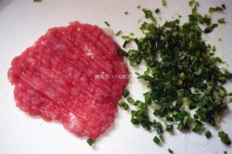 瘦肉剁碎，葱和芫茜（香菜）切碎。
