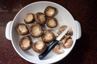 香菇去蒂，洗净晾干。