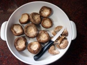 香菇去蒂，洗净晾干。