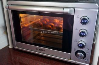 烤箱上下火200度预热5分钟后放入中层，烤10分钟，取出。