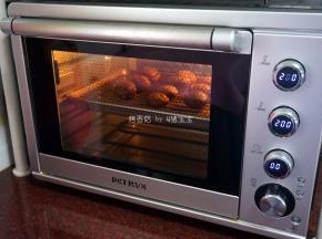 烤箱上下火200度预热5分钟后放入中层，烤10分钟，取出。