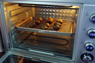 刷上食用油，再放入烤箱烘烤10分钟即可。