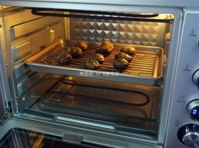 刷上食用油，再放入烤箱烘烤10分钟即可。