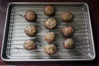 在菌盖中酿入肉馅，放在烤网上。