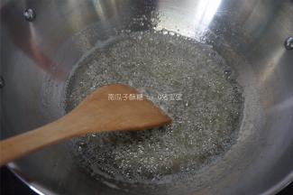 中小火熬煮糖浆，细砂糖完全融化后开始搅拌，糖浆熬至145度熄火。