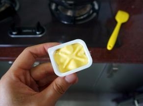 加入10克黄油，拌均匀。