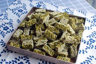 稍微冷却到温温状态时脱模切块。