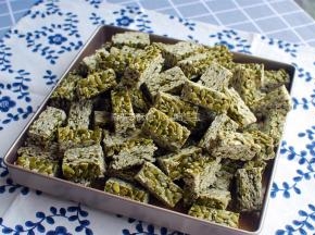 稍微冷却到温温状态时脱模切块。