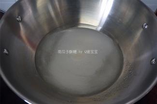 将细砂糖，水怡，水，盐放入锅中。