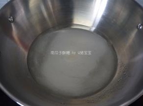 将细砂糖，水怡，水，盐放入锅中。
