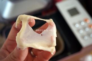 再次启动面包机的IMix程序，时间调整为30分钟，直至面团能拉出薄膜，破口边缘大致光滑即可。