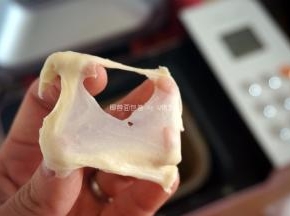 再次启动面包机的IMix程序，时间调整为30分钟，直至面团能拉出薄膜，破口边缘大致光滑即可。