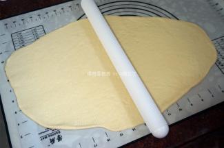 取出发酵好的面团，排气。