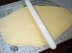 取出发酵好的面团，排气。